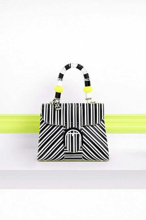 是日美好事物 delvaux把百年傳統(tǒng)包袋玩出街潮風格, 紙片 鋼琴扭轉(zhuǎn)如黑水晶